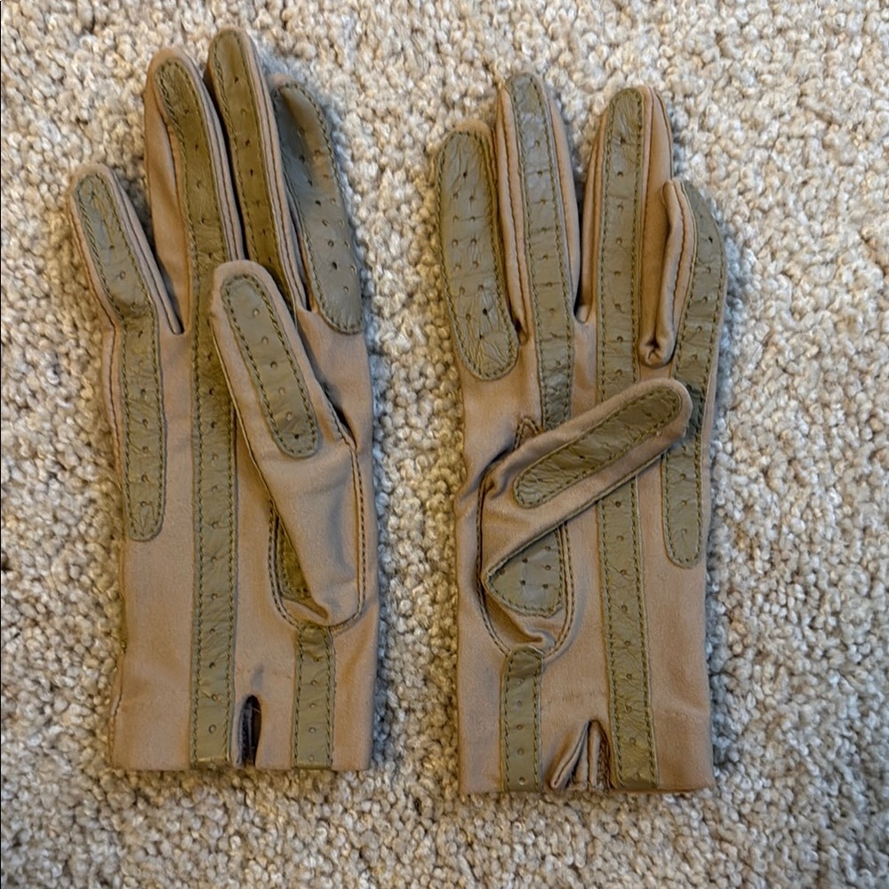 Isotoner Tan Gloves